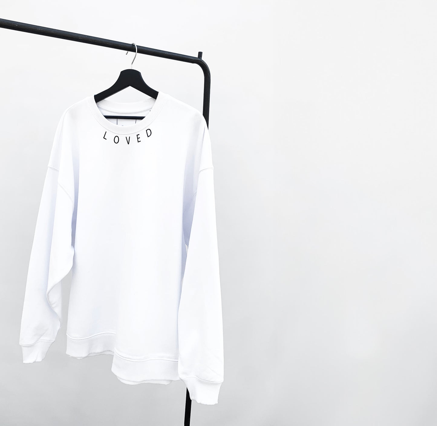 Oversize Unisex Crewneck Weiß mit Loved-Print unter dem Halsloch