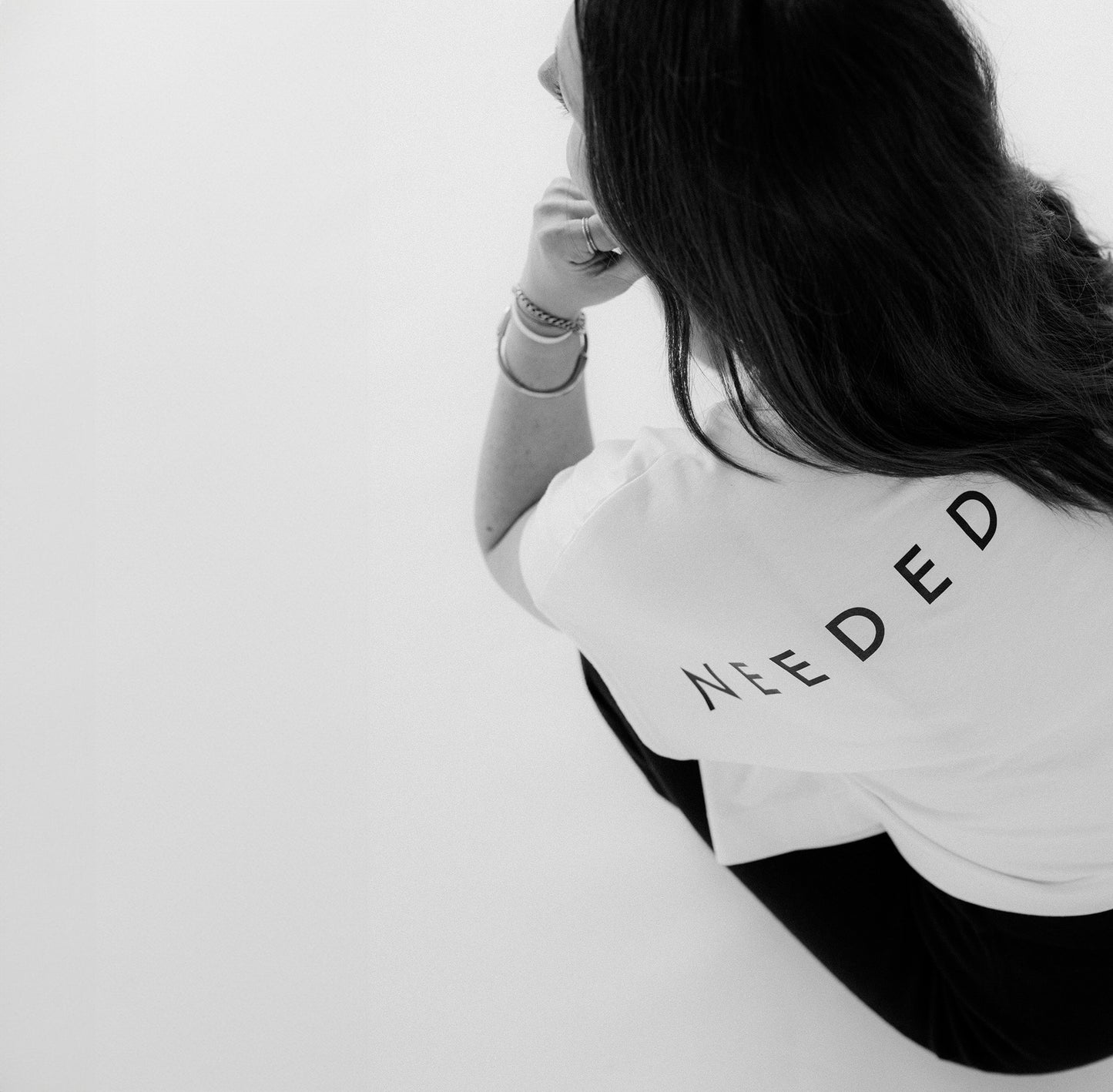 Rückansicht No Filter Shirt. weißes cropped boxy Shirt mit "needed" Print auf Rückseite