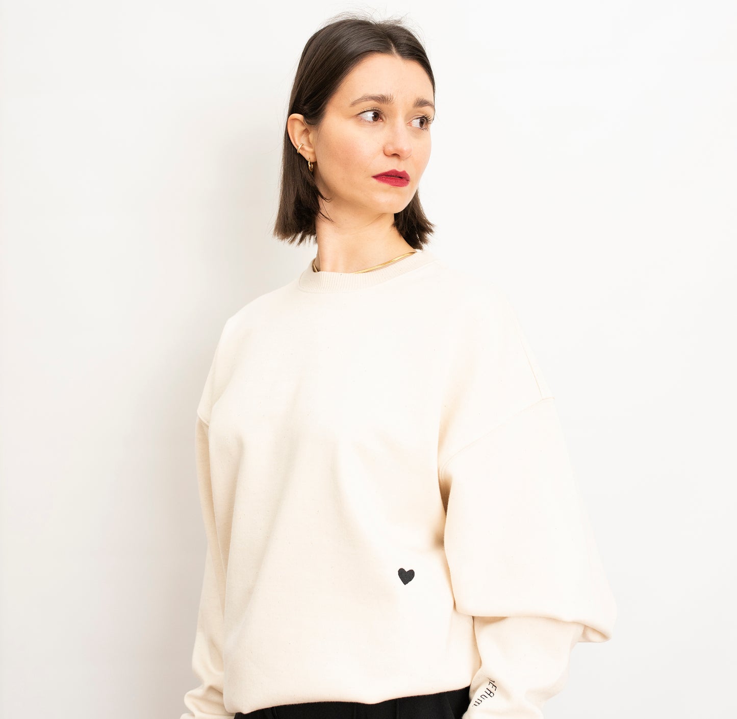 Komfortabler Oversize Crewneck Sweater Natural Raw mit schwarzem Herz-Stick unter der linken Brust