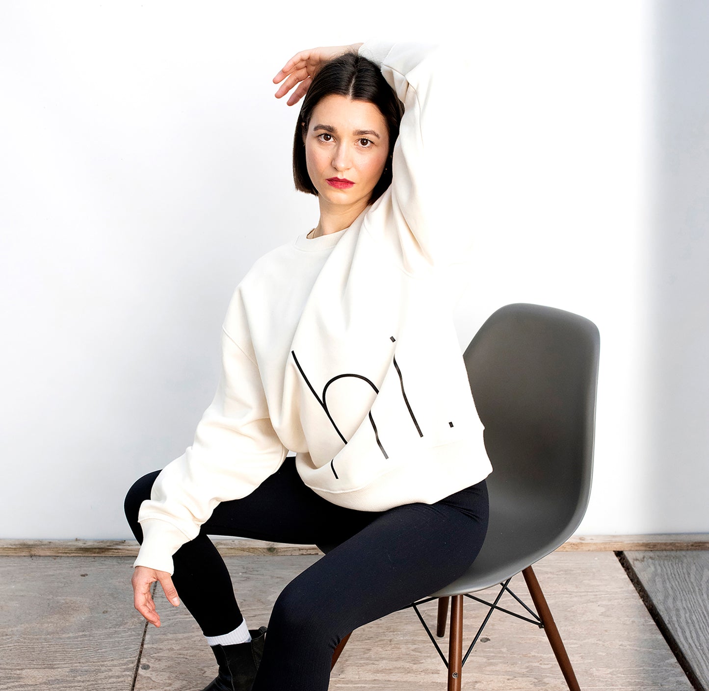 Cozy Unisex Crewneck Sweater Natural Raw mit schwarzem hi. Print.