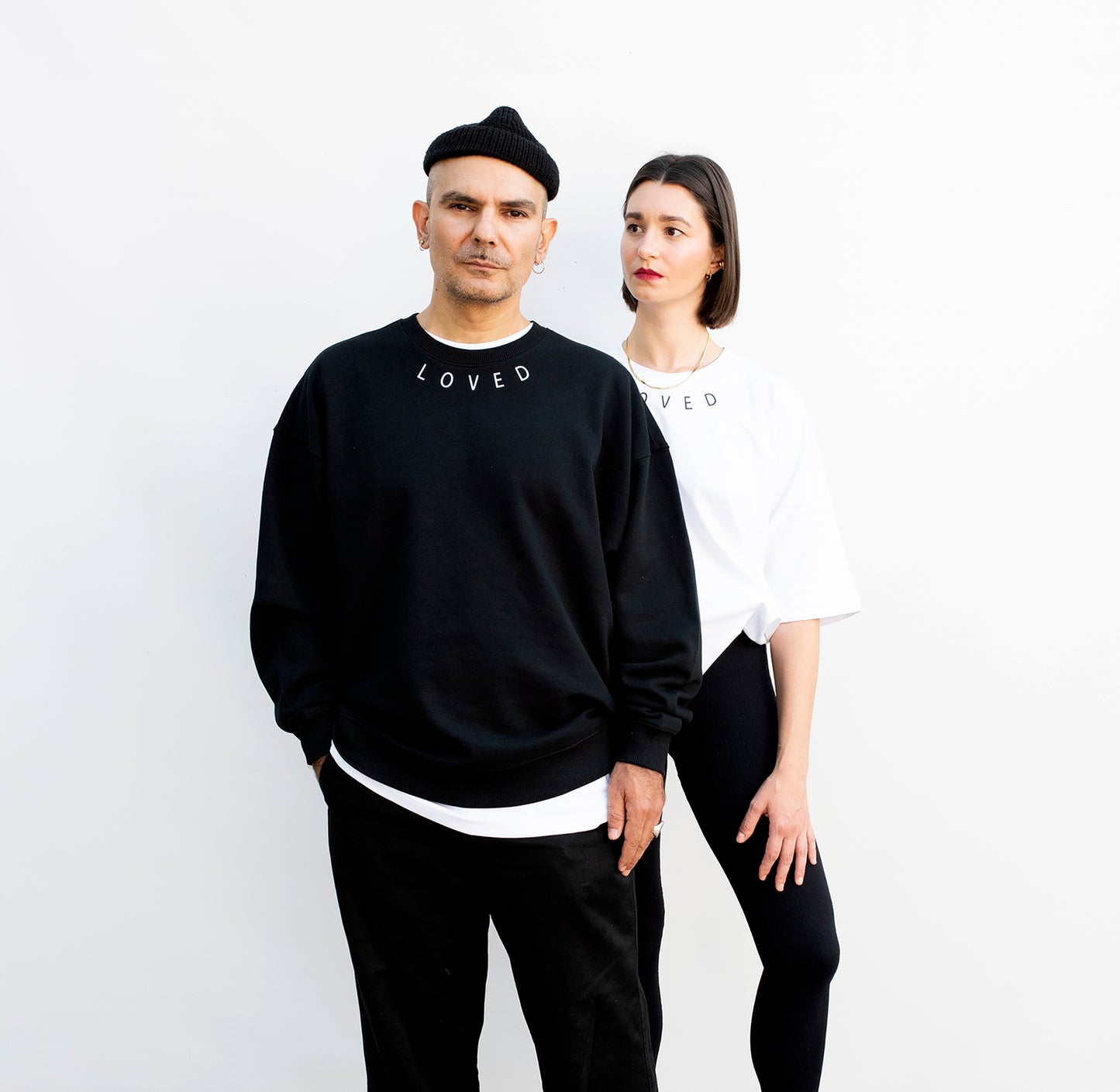 Gemütlicher Oversize Unisex Crewneck schwarz mit Loved-Print unter dem Halsloch