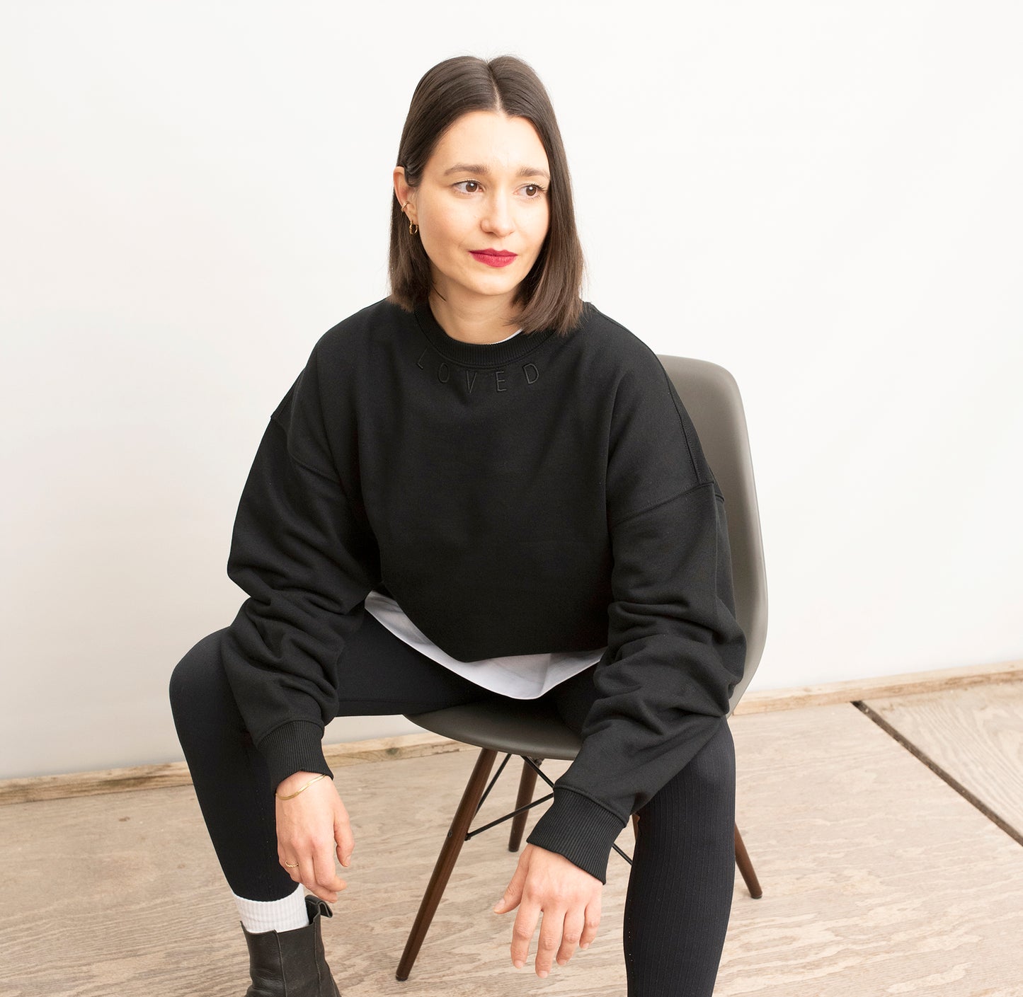 Lässiger Oversize Crewneck Sweater Unisex in Schwarz mit schwarzem Loved-Stick unter dem Halsloch