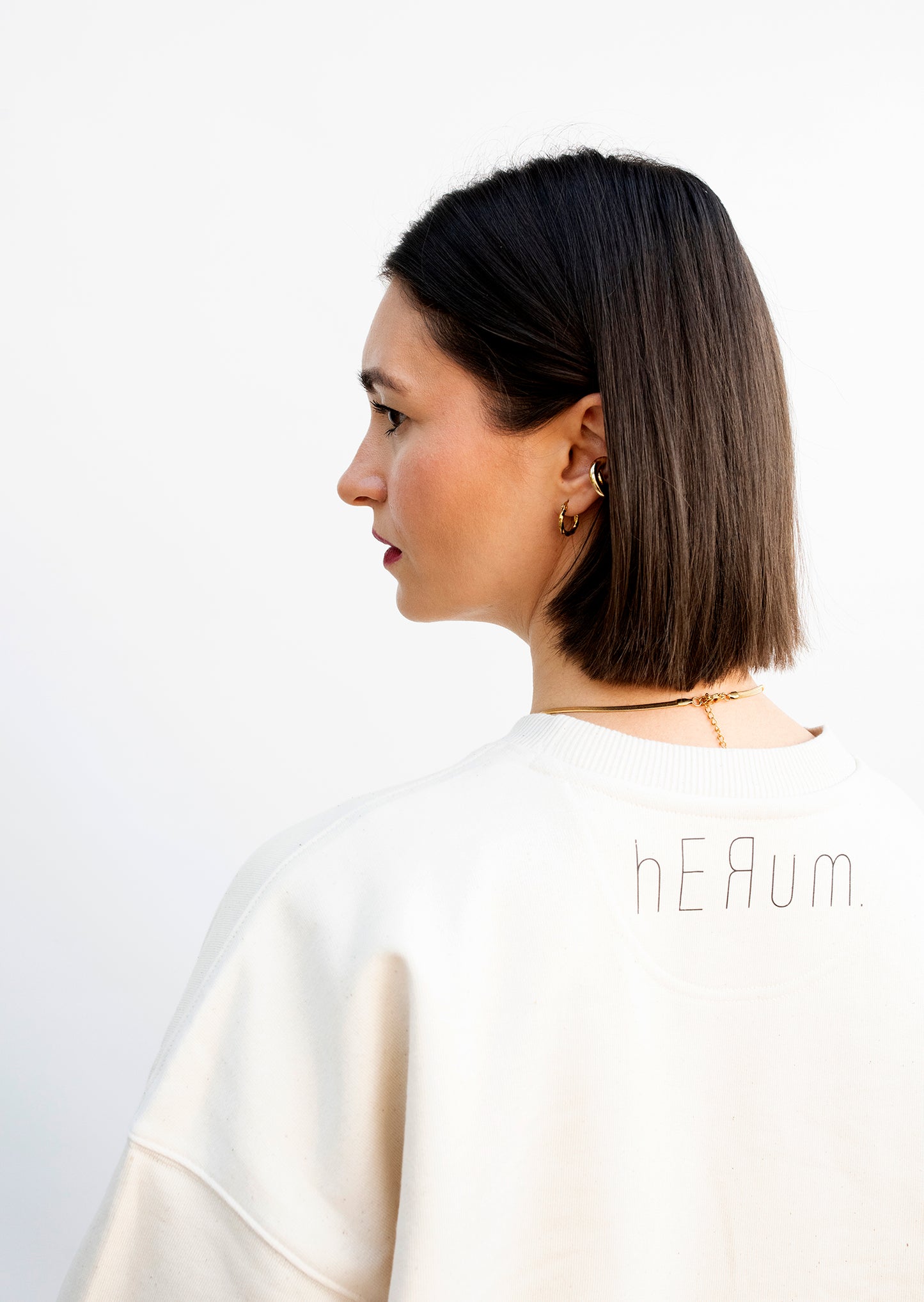 Rückansicht Oversize Unisex Crewneck Natural Raw mit Logo-Print im Nacken