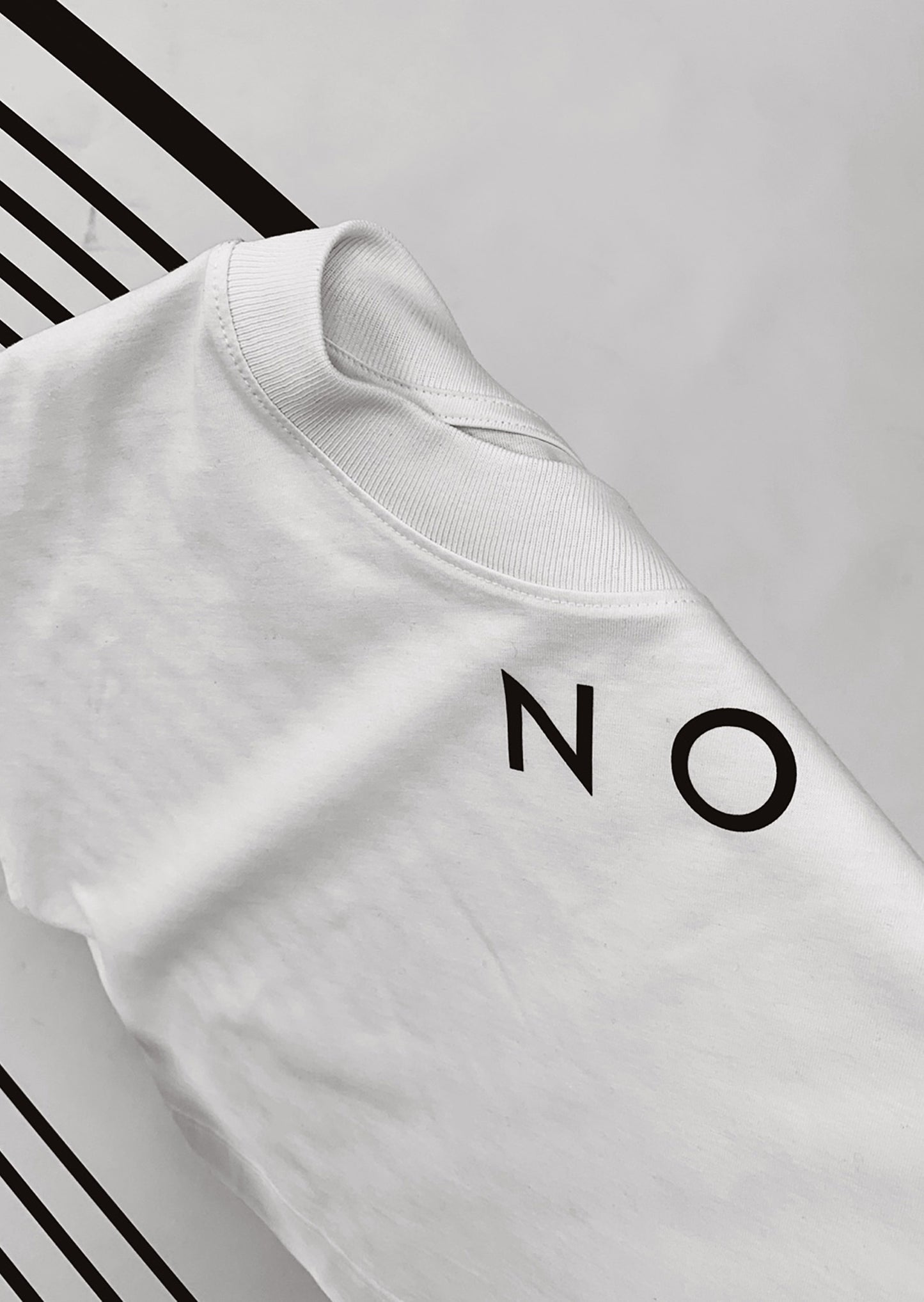 Detailaufnahme Weißes cropped Shirt mit No Filter Print