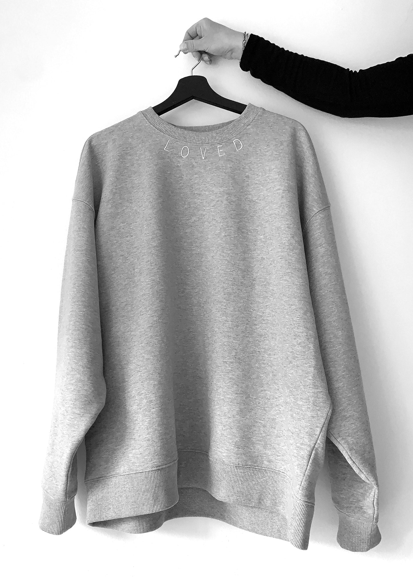 Lässiger Oversize Crewneck Sweater Unisex in Grau mit grauem Loved-Stick unter dem Halsloch
