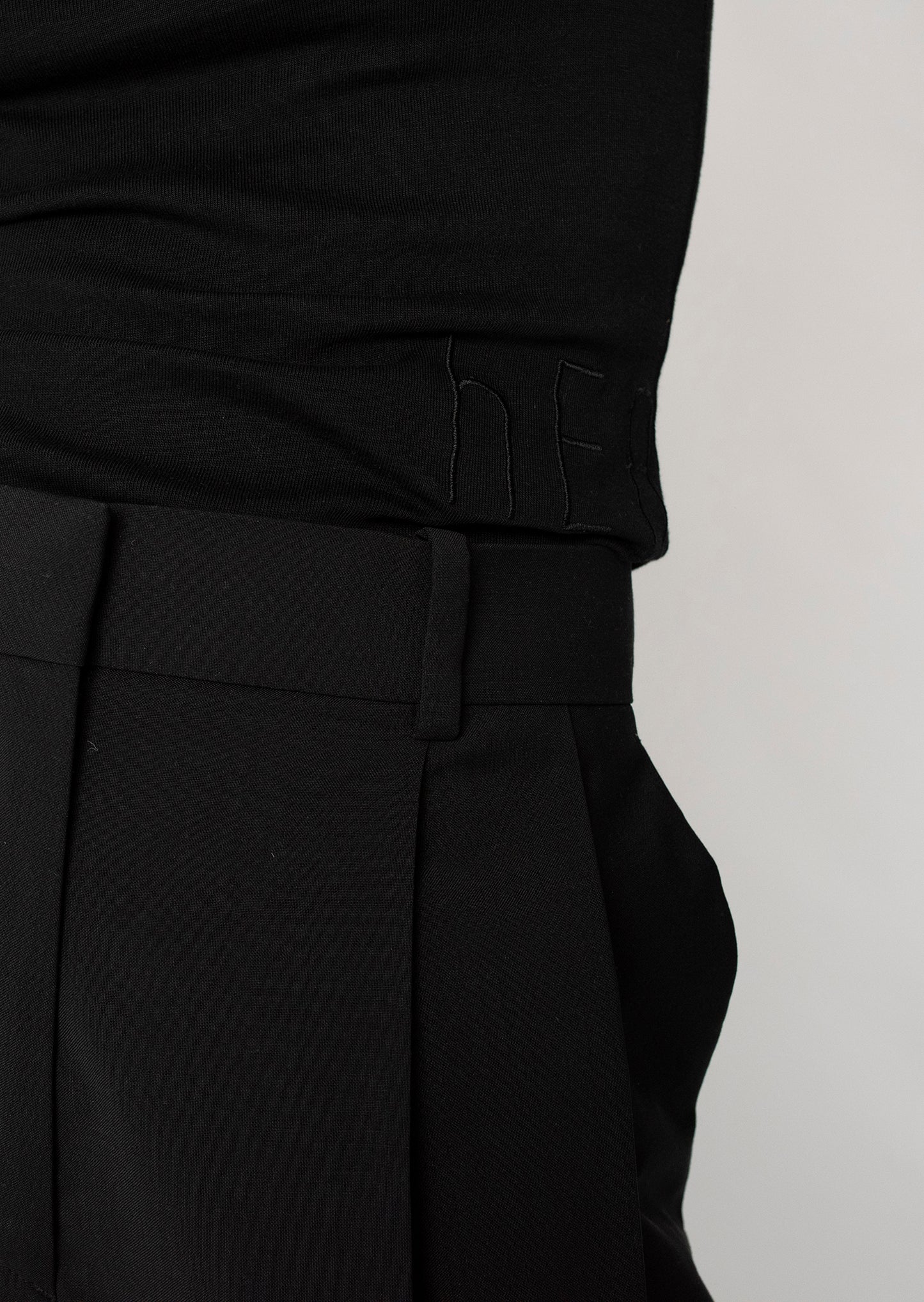 Detailaufnahme monochromer Logo Stick Klassisches Tanktop Schwarz