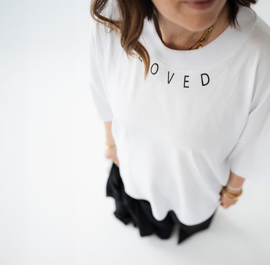 weißes Oversize Shirt mit minimaoistischem Loved Print am Halsloch