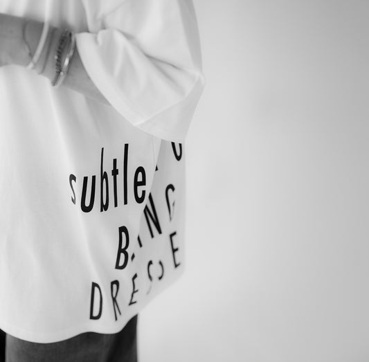 Oversize Shirt Detailaufnahme mit minimalistischem Print über Seitennaht verlaufend
