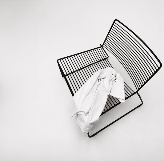 weißes Oversize Shirt mit Print auf minimalistischem Draht Lounge Chair