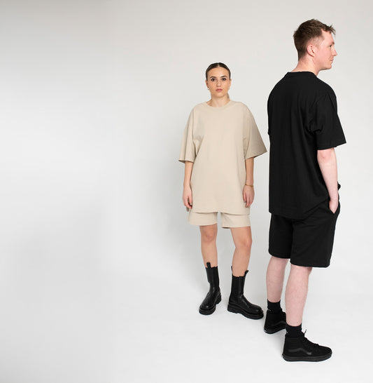 Locker geschnittenes T-Shirt mit Rundhalsausschnitt in schwerer Baumwollqualität in Schwarz und Sand mit monochromem Logo-Stick